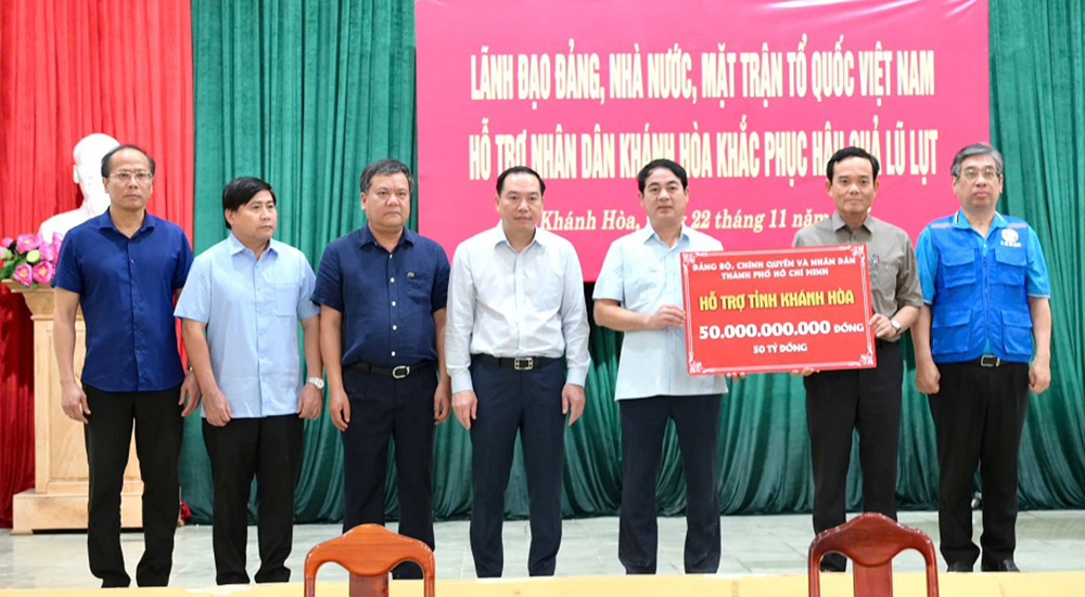 TP.Hồ Chí Minh chuyển 211 tấn hàng hóa cứu trợ khẩn cấp đến tỉnh Khánh Hòa